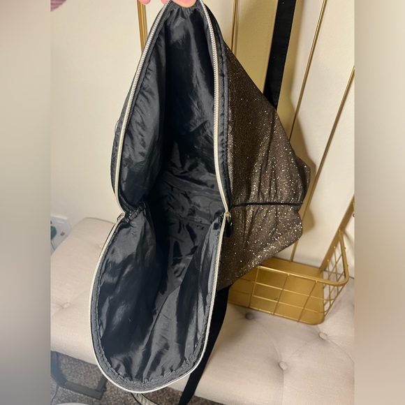 EUC Victorias Secret 17” x 15” Weekend bag - Picture 4 of 7